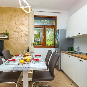https://apartments-kiki-banjole.in-istria.net
